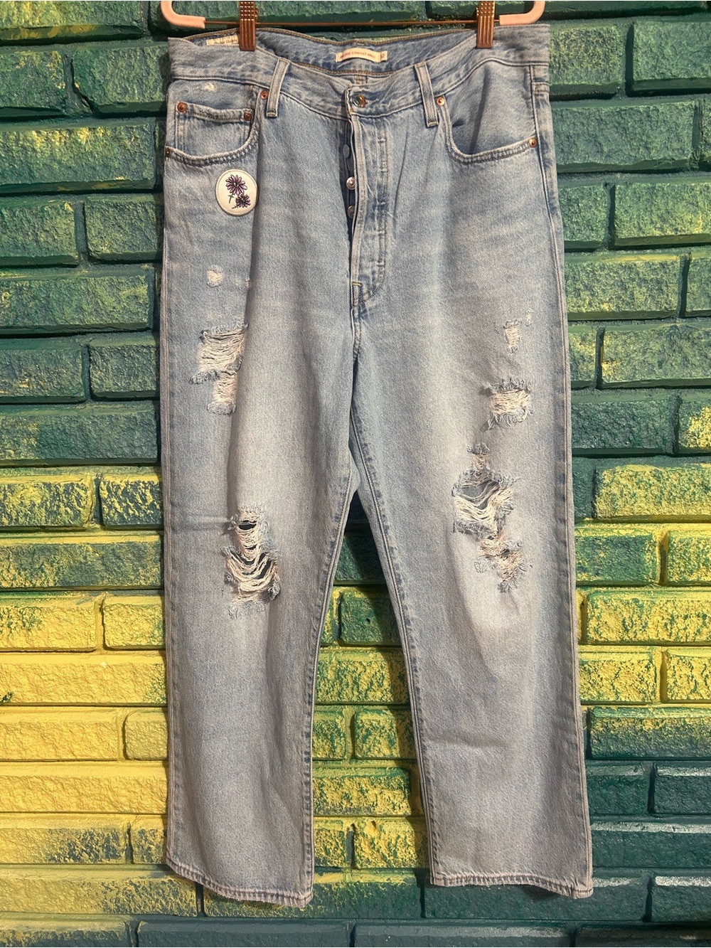 Levi’s ribcage distressed light wash jeans 32 x 29 button fly